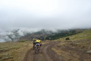 دوچرخه سواری در هوای کوهستانی و اغلب مه آلود منطقه